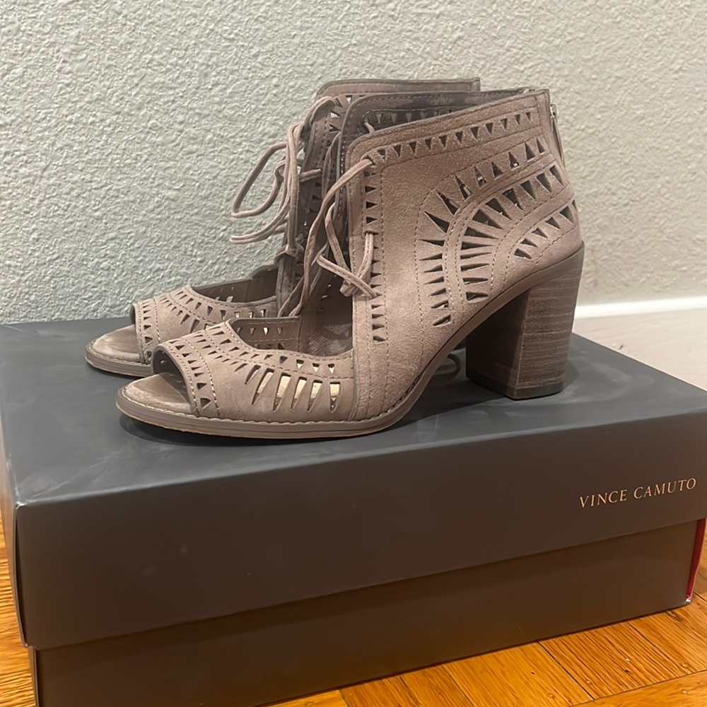 Like new super cute heels! True Suede Smoke Cloud Tarita